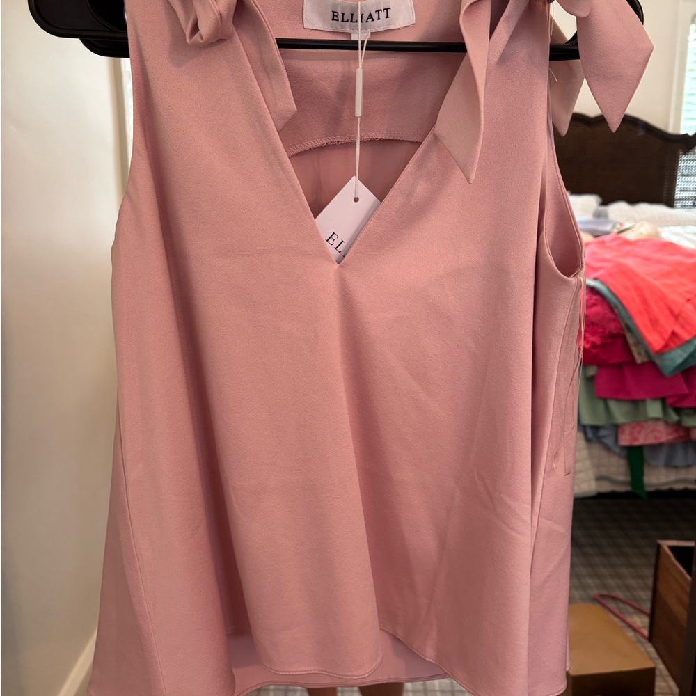 Elliatt Blush Pink V-Neck Sleeveless Blouse